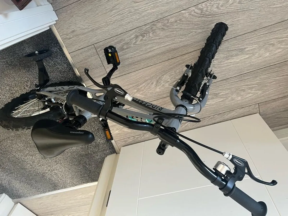 Almost new boys bike - Image 1