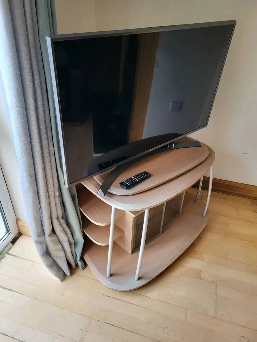 TV LG 43" Ultra HD Used a little bit - Image 3