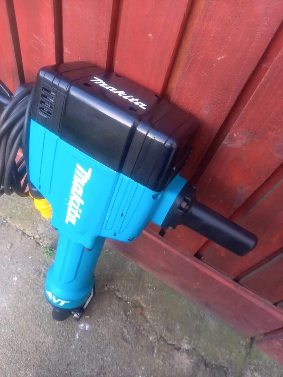 Makita Heavy Concrete Breaker - Image 4