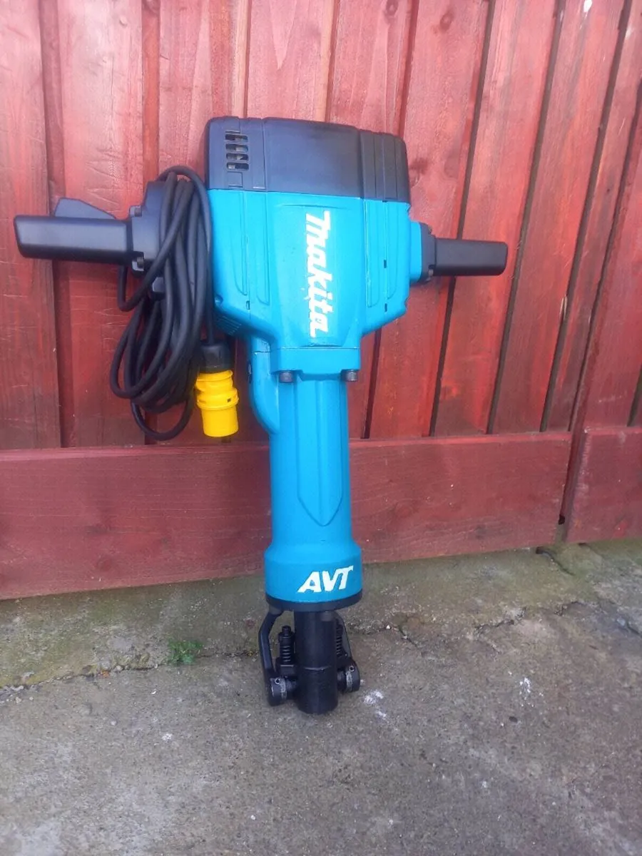 Makita Heavy Concrete Breaker - Image 2