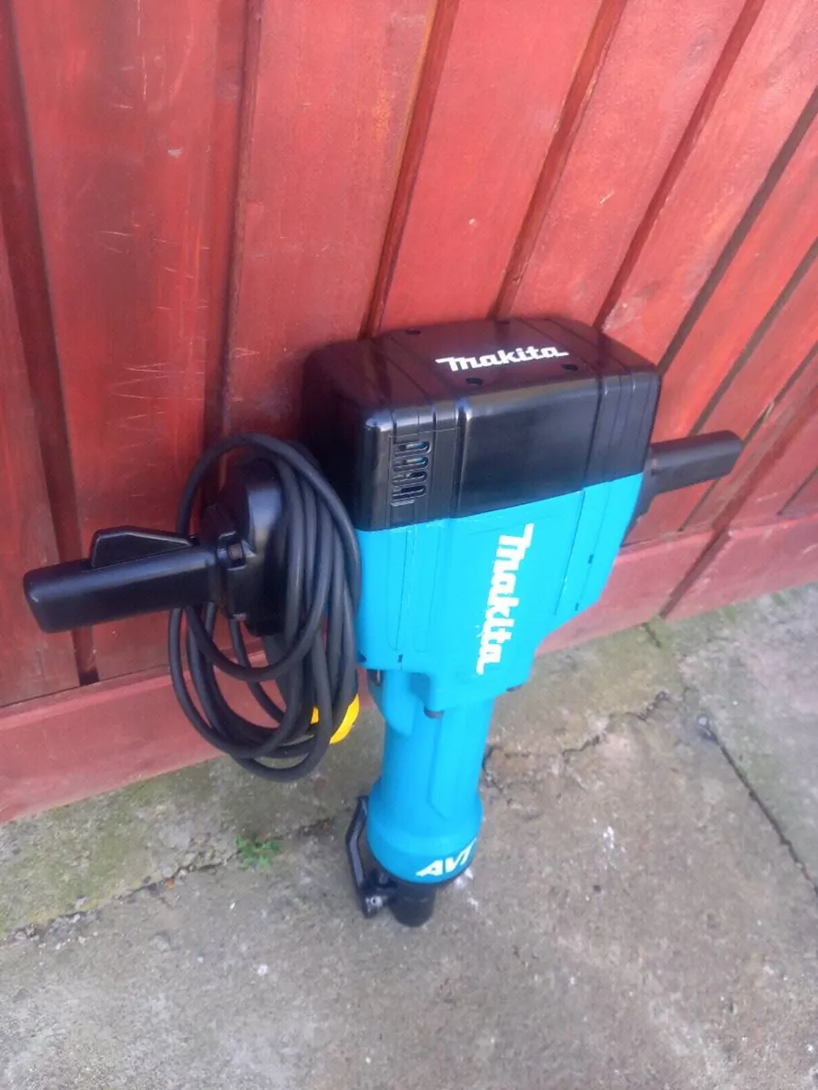 Makita Heavy Concrete Breaker - Image 3
