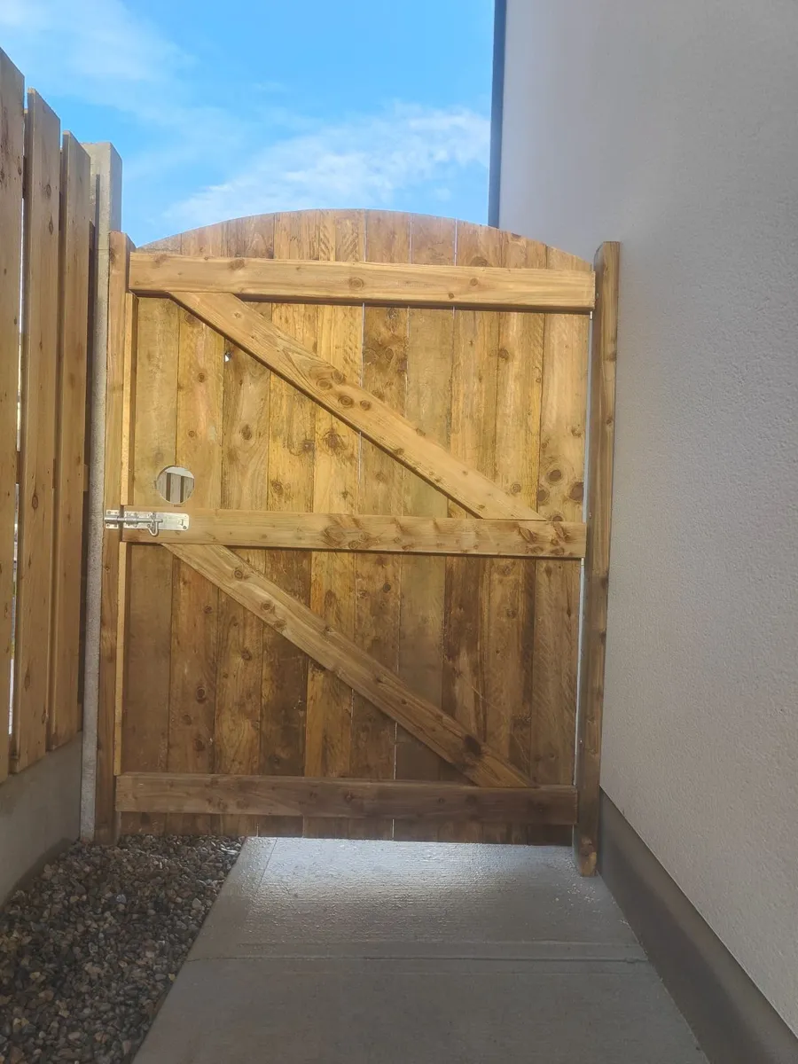 Side entrance gates - Image 2