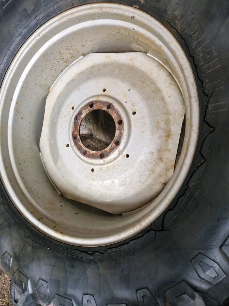 580 70 38 Tyres & Rims - Image 4