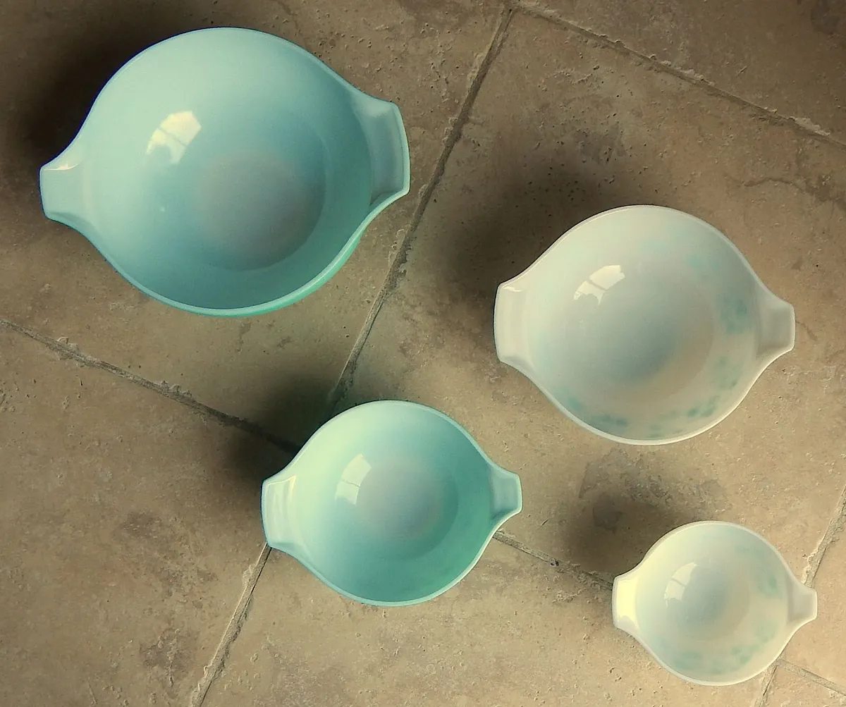 Set of 4 Vintage Pyrex Tableware Glass Dishes - Image 3