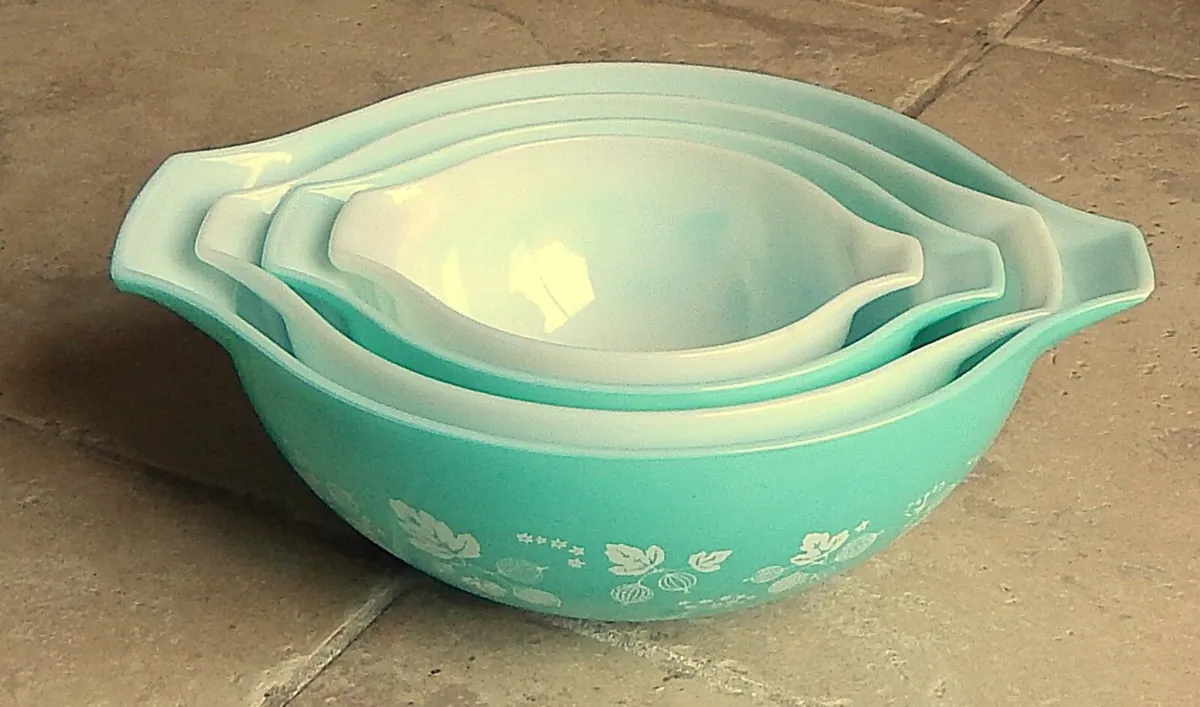 Set of 4 Vintage Pyrex Tableware Glass Dishes - Image 4