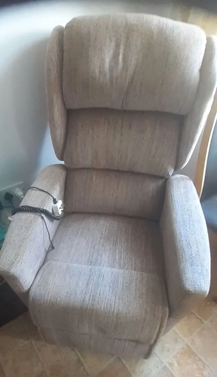 Neat recliner armchair - Image 1