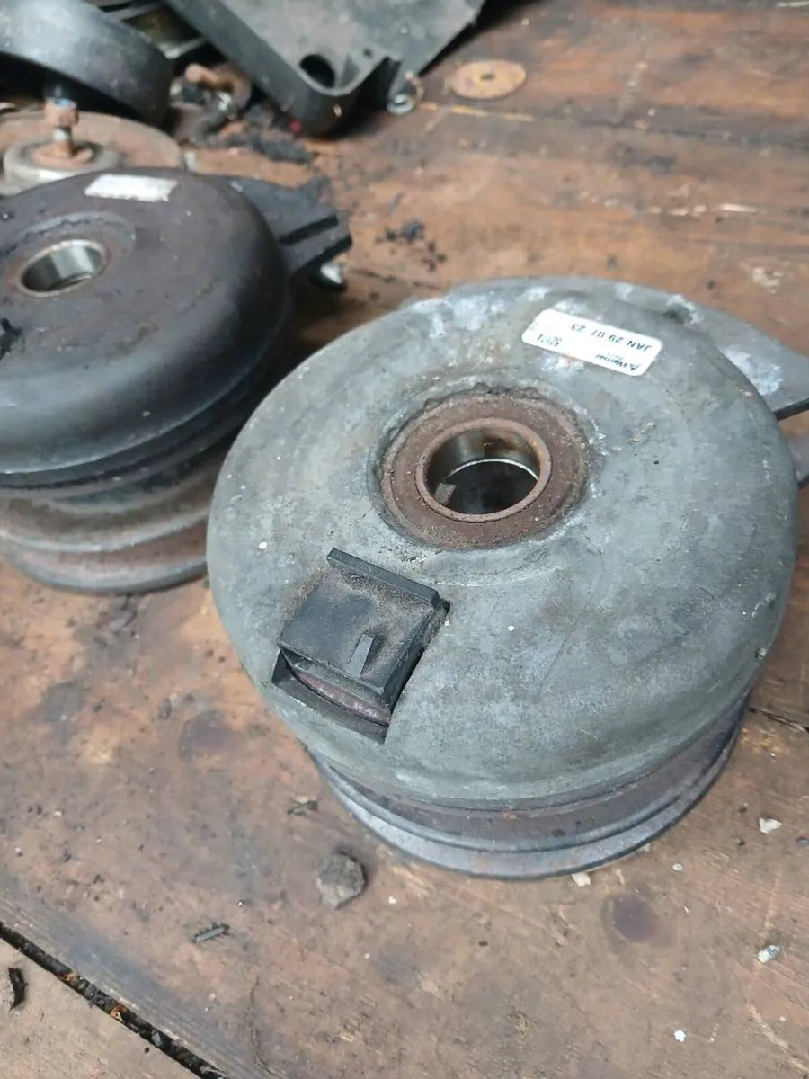 Ride on mowers clutches for driving blades - Image 1