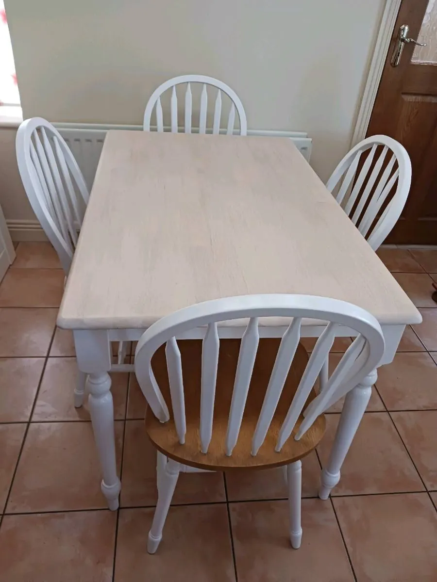 Kitchen table and chairs - Image 1
