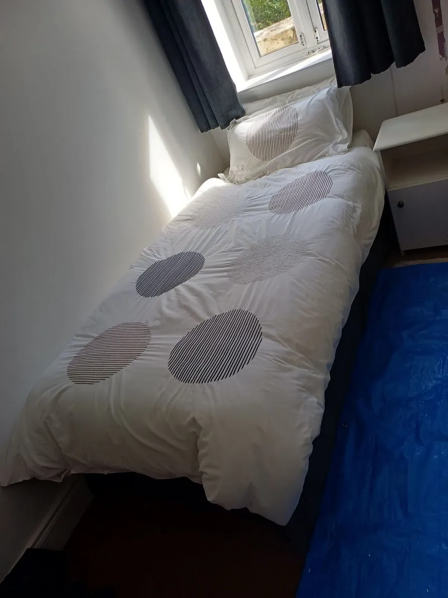Single bed - Image 1