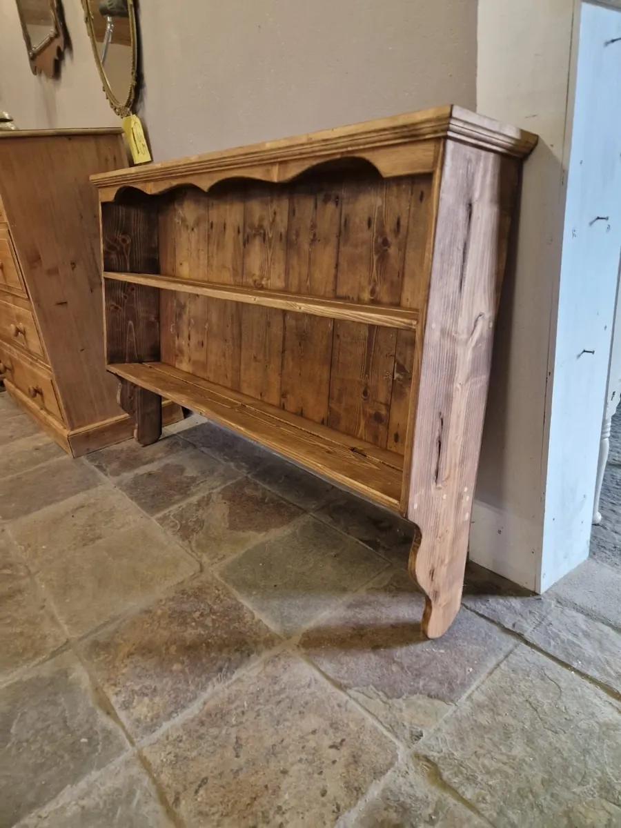 Large pine wall dresser, plate rack - Image 2