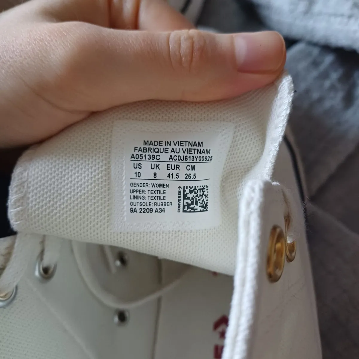 White High Top Converse, Size 8 - Image 4