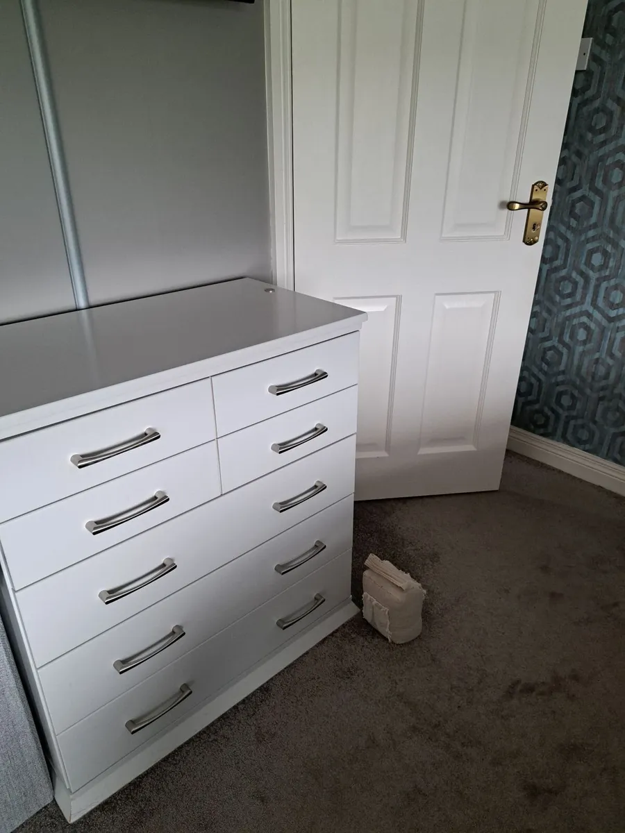 Bedroom furniture - Image 4