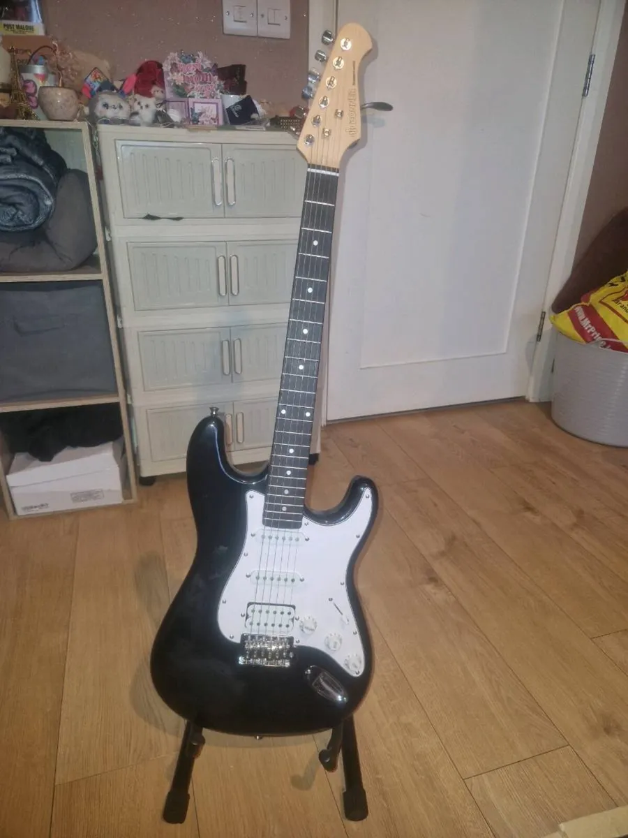 Donner Electric Guitar Marshall amp like new - Image 1