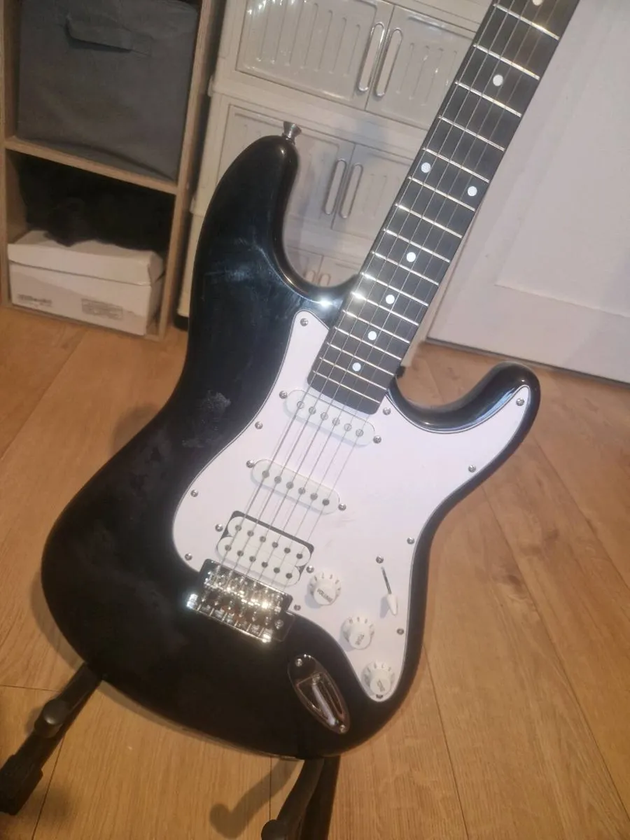 Donner Electric Guitar Marshall amp like new - Image 2