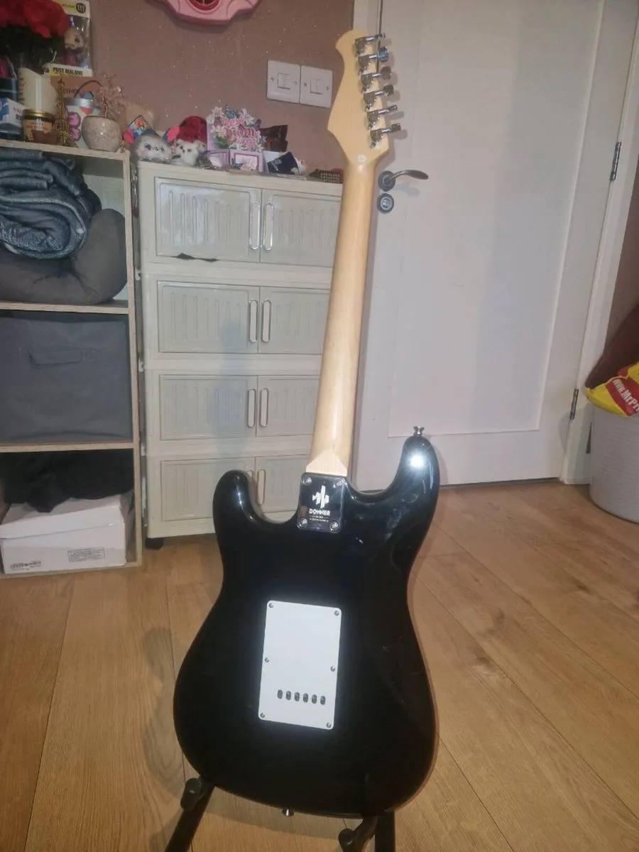 Donner Electric Guitar Marshall amp like new - Image 3