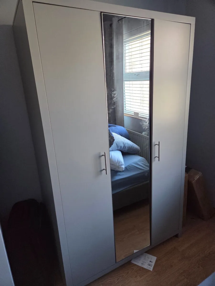 Bedroom furniture set - Image 2