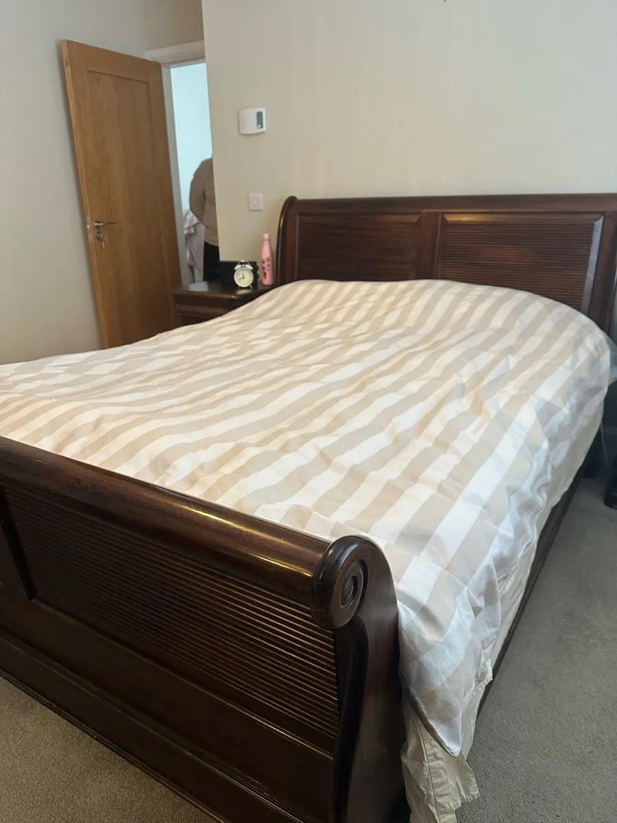 Mahogany Sleigh bed 5ft, lockers & tallboy - Image 1