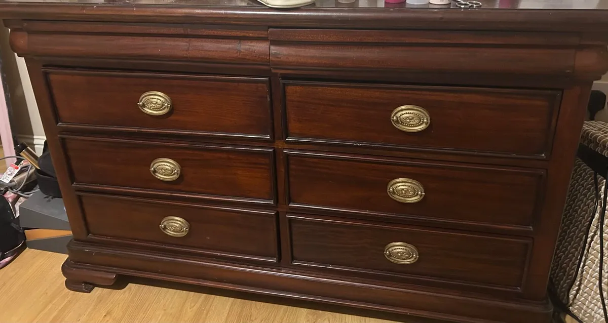 Stunning right drawer dresser - Image 1