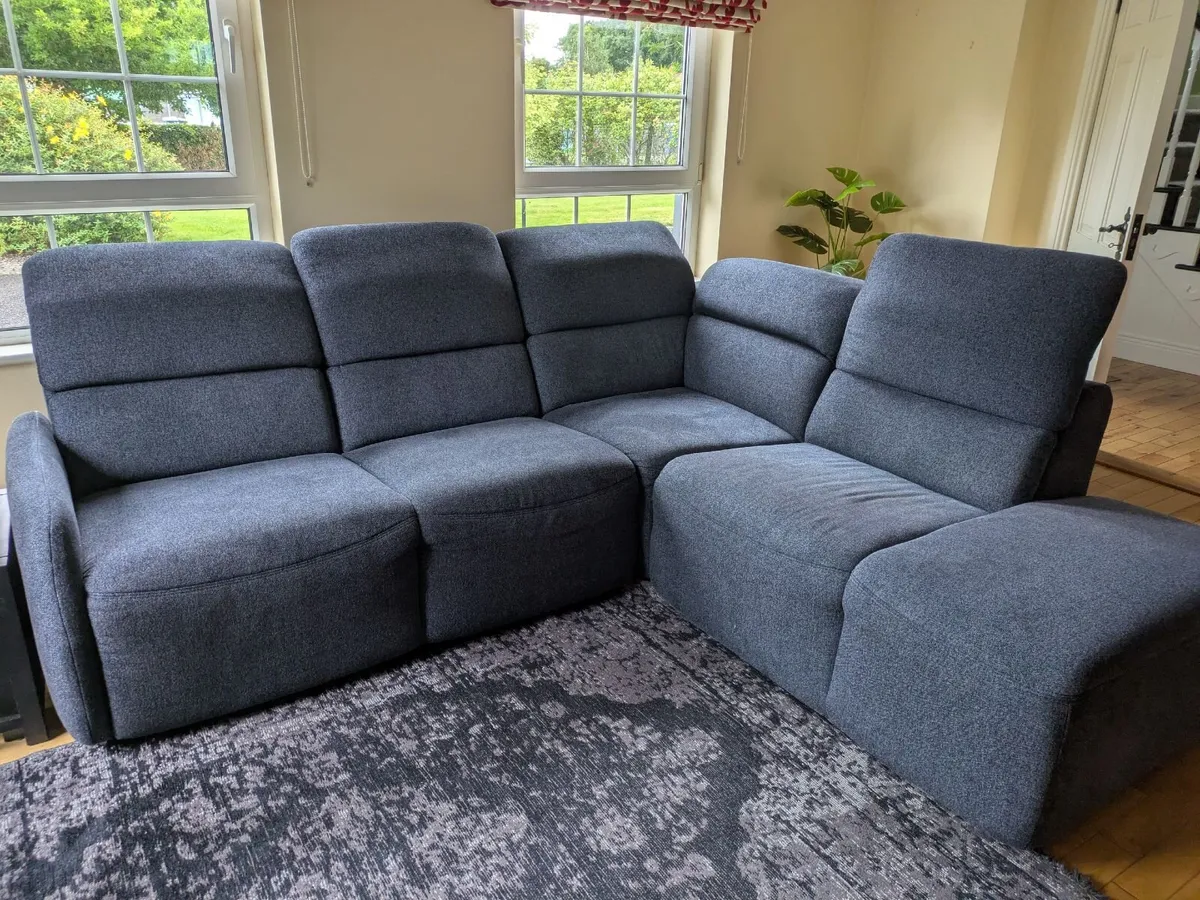 L shape corner couch with pull out bed and storage - Image 1