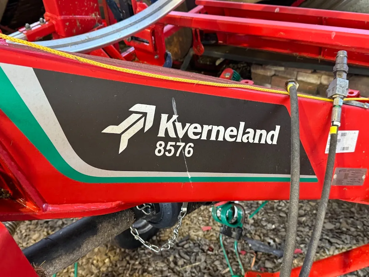 2020 Kverneland 6 Rotor 30ft Tedder - Image 2