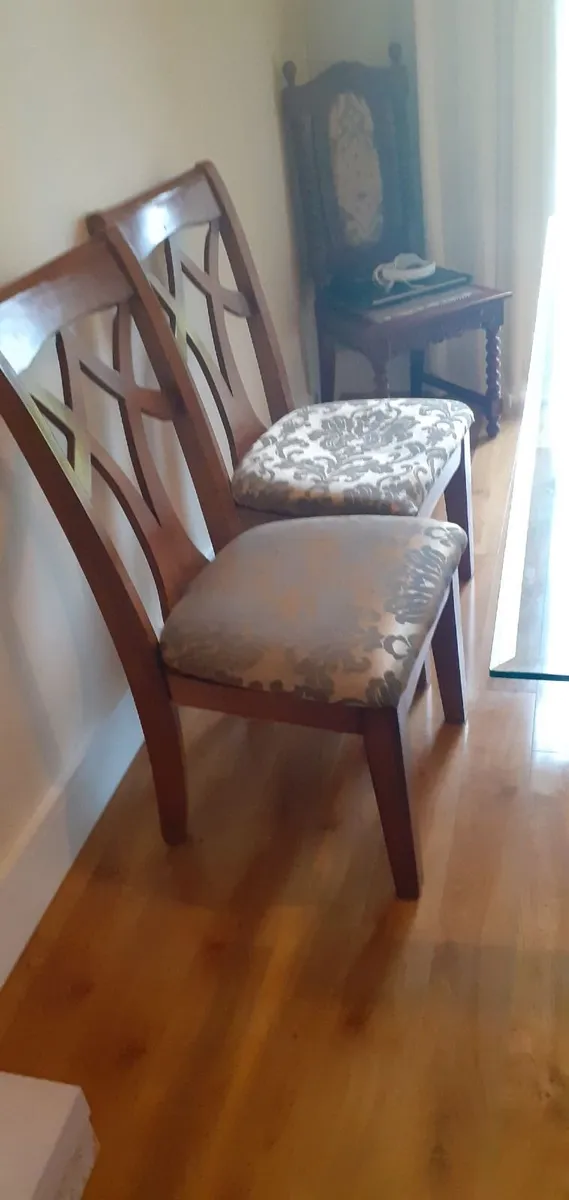 Table and 6 chairs - Image 1