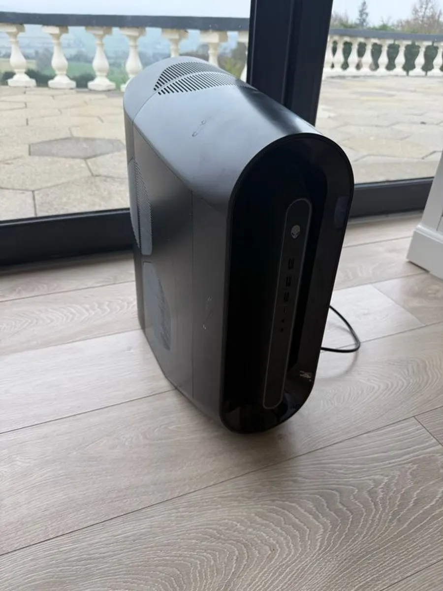 Alienware Aurora R10 Gaming PC and 32' Acer Monitor - Image 1