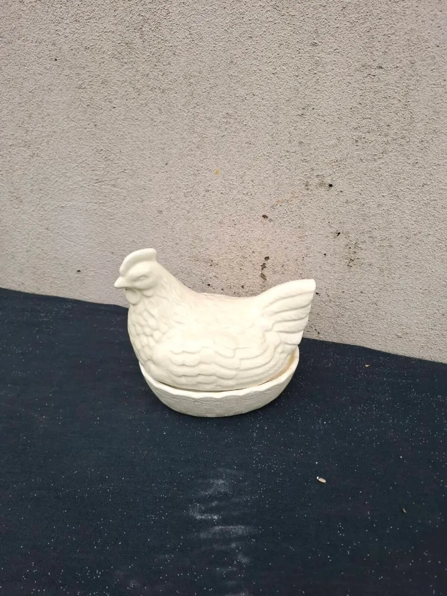 Ceramic hen pot - Image 1