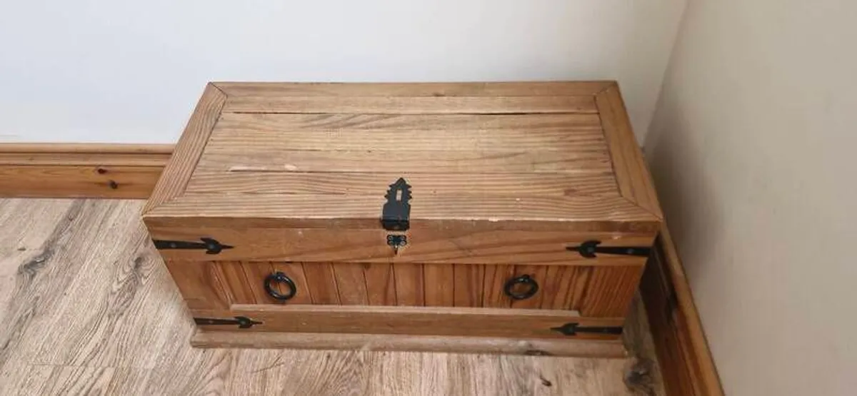 furniture settee, dresser, bedroom dresser with mirror, lamps, TV unit, cream king-size bed and single bed. - Image 3