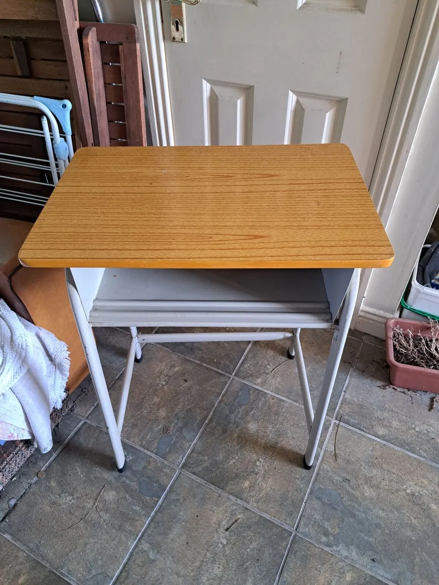 Table and chair - Image 1