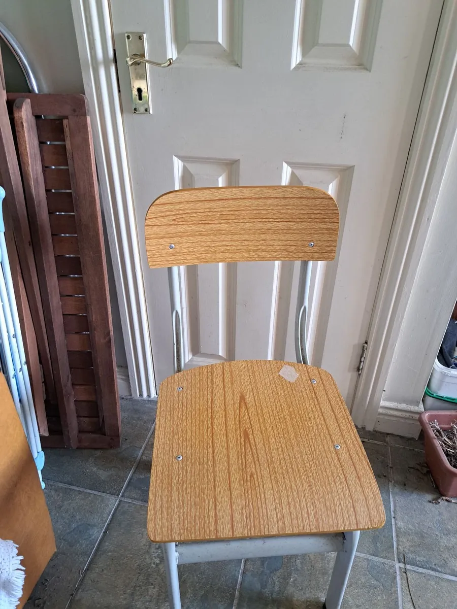 Table and chair - Image 2