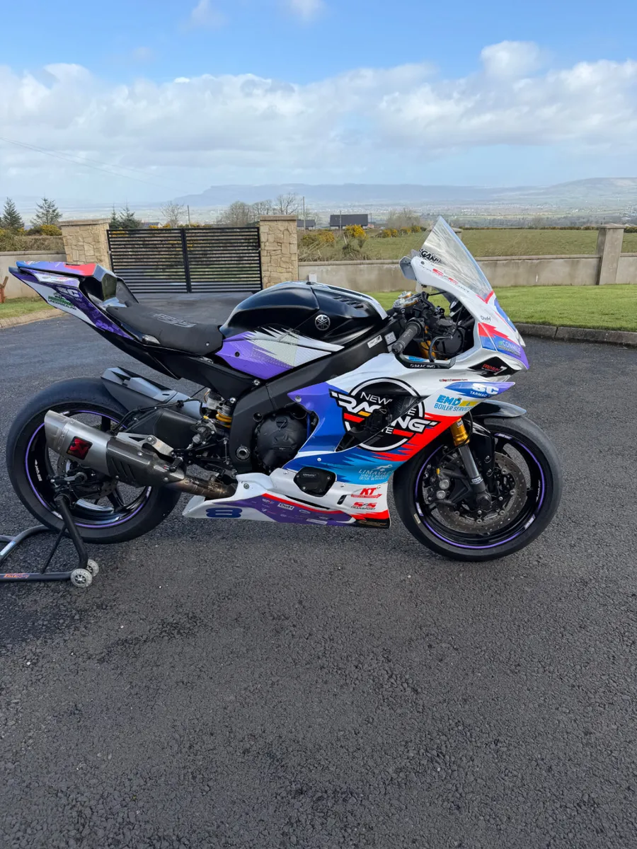 Yamaha R6 race bike - Image 1