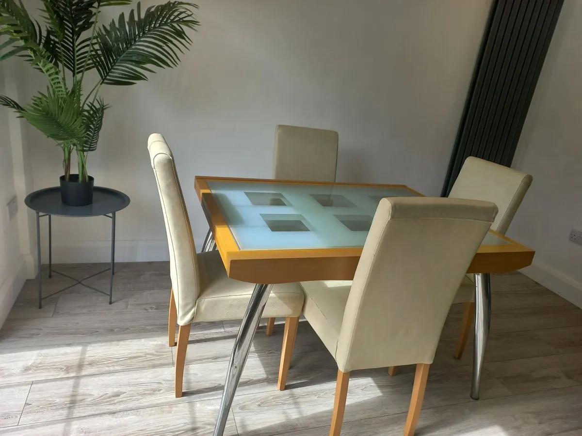 Dining table and chairs - Image 1