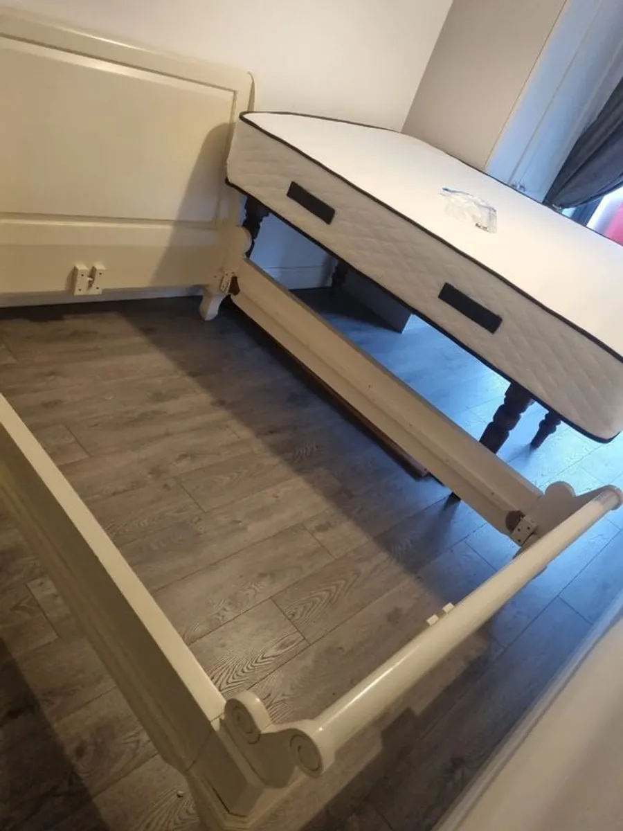 Double bed. Solid wood sleigh. Douglas, Cork collection - Image 4