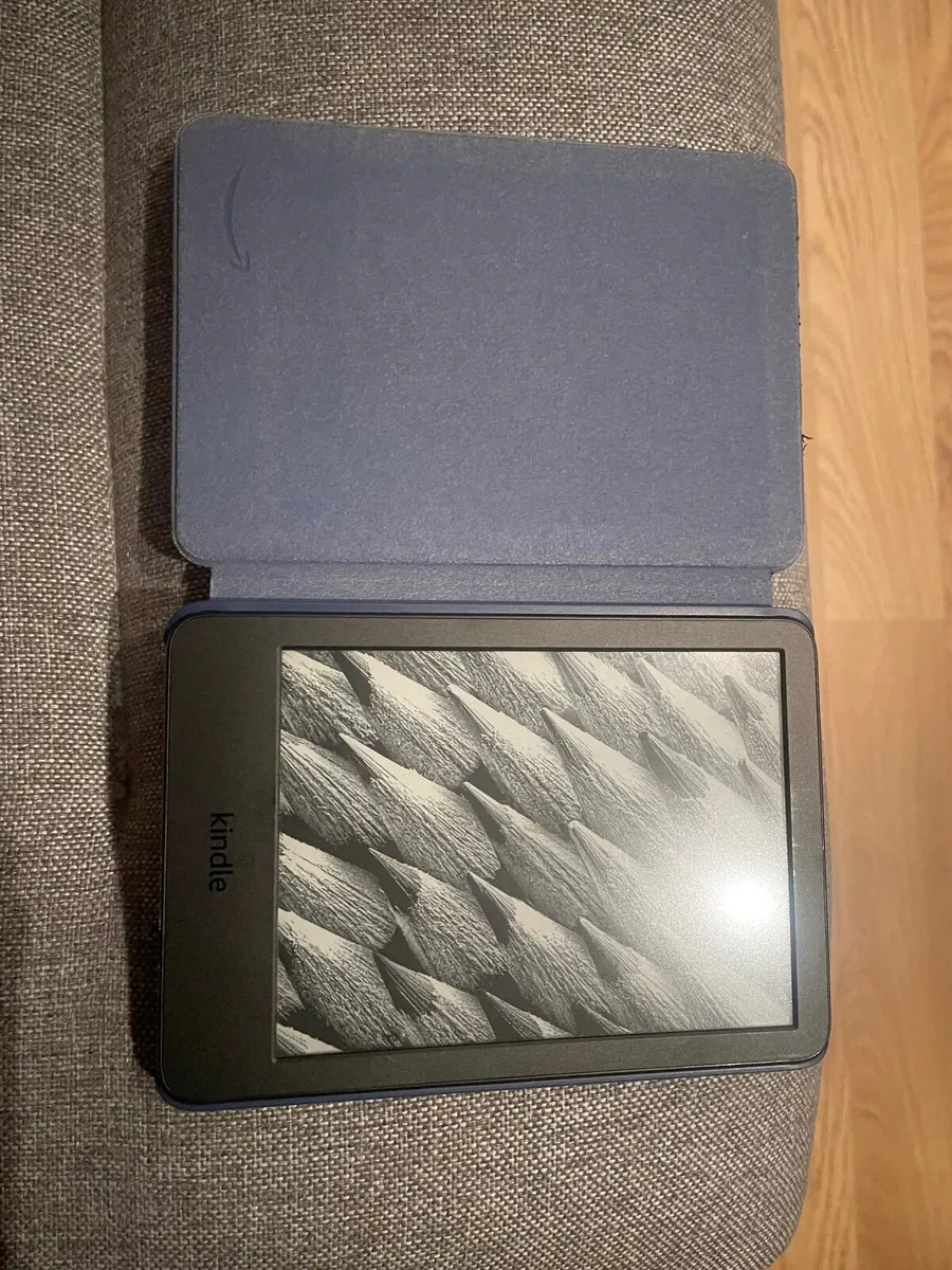 Amazon Kindle (newest gen) 16gb - Image 2