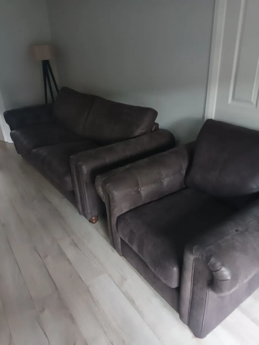 Suite of furniture - Image 1