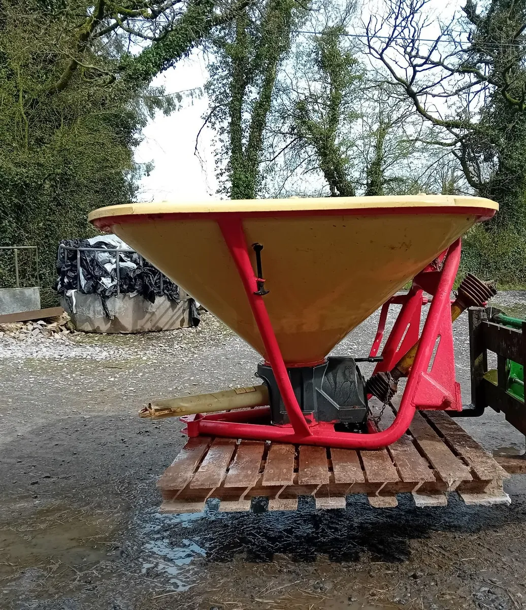 Fertilizer spreader - Image 2