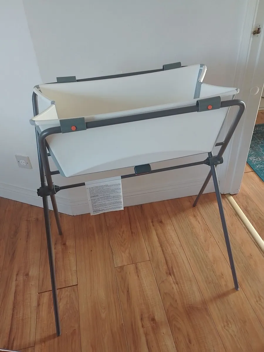 Stokke Flexi bath and stand - Image 1