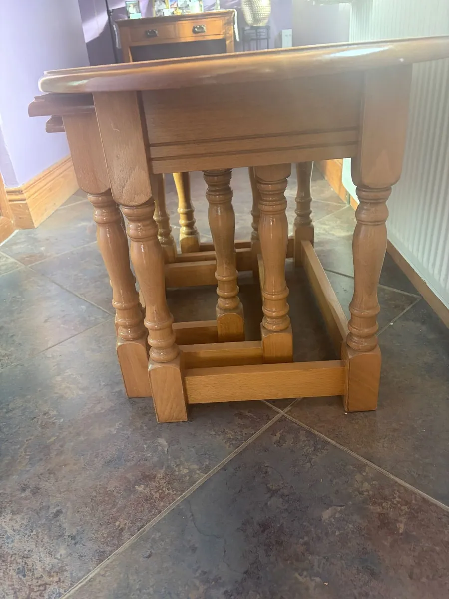 A beautiful set of 3 Oak tables - Image 2