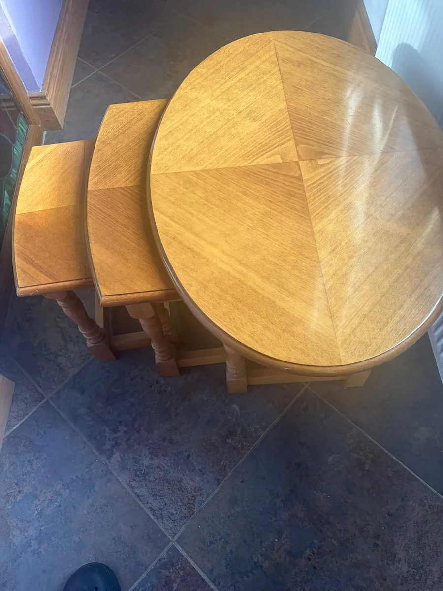 A beautiful set of 3 Oak tables - Image 1