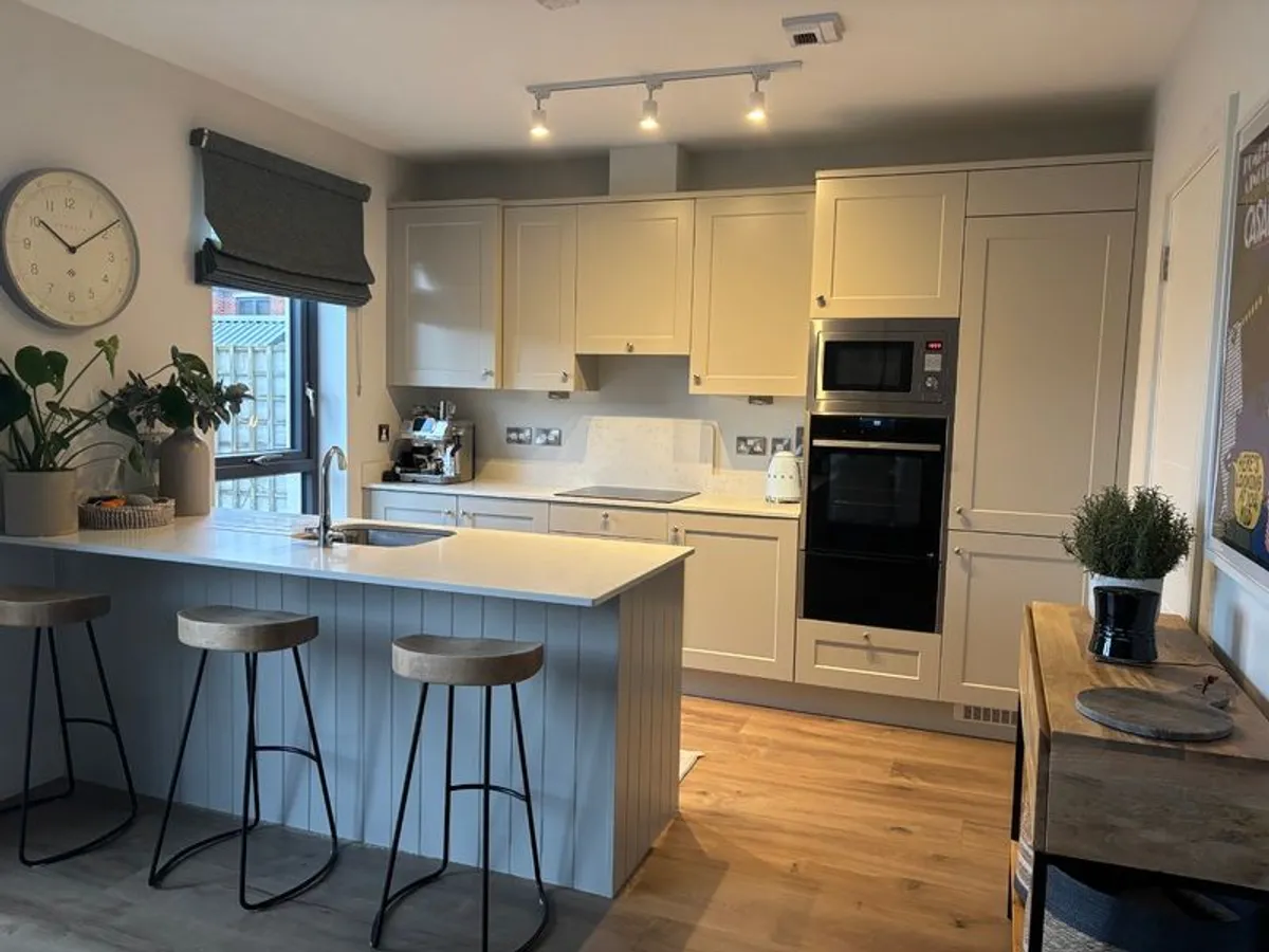 Beautiful Almost New Modern Fitted Shaker Kitchen - Image 2