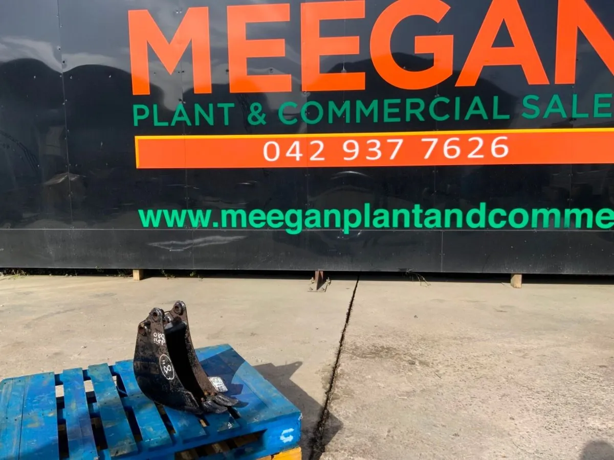 UNUSED 8" JCB BUCKET......30mm PINS.......7343. - Image 1