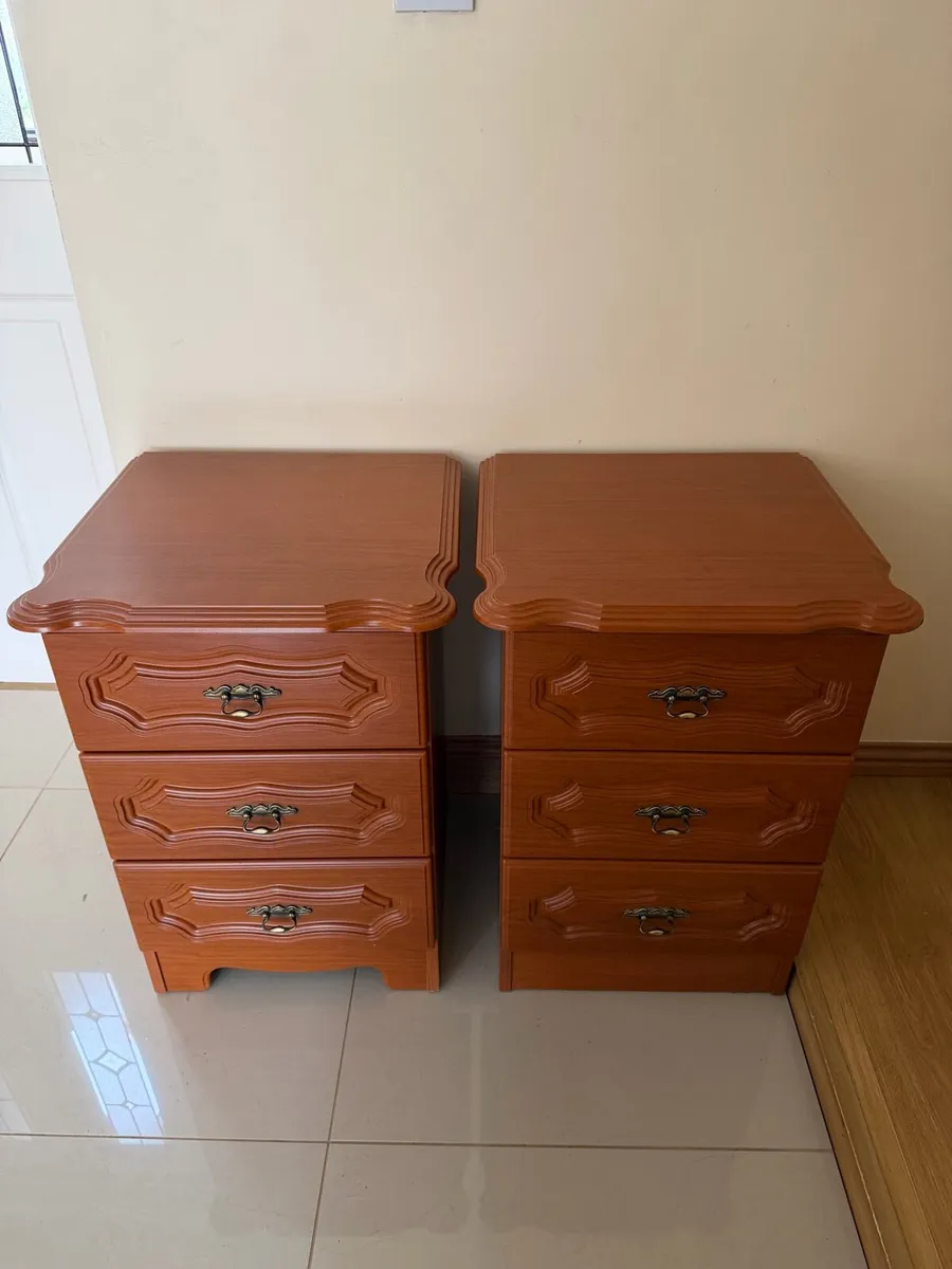 Pair of bedroom lockers - Image 1