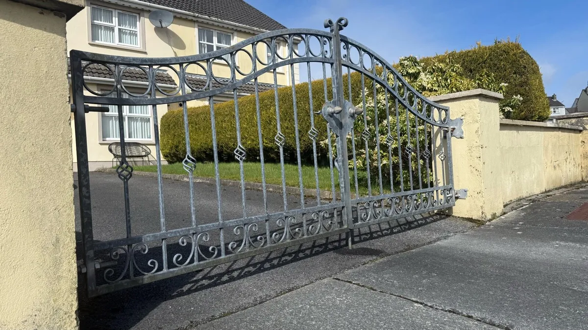 Driveway Gates 11ft Opening - Image 1