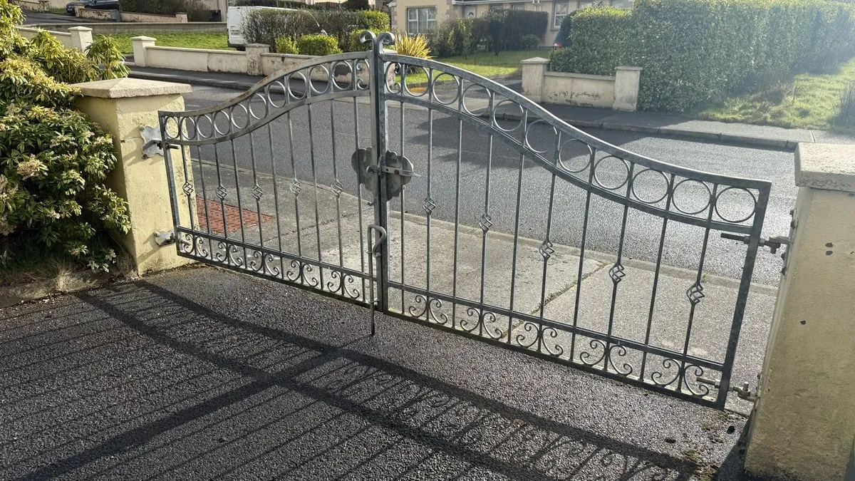 Driveway Gates 11ft Opening - Image 2