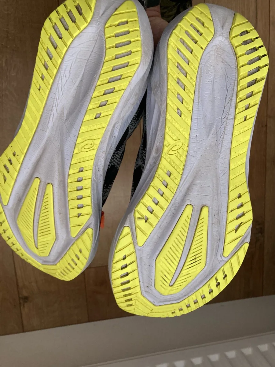 ASICS Novablast 5 size 10 - Image 3