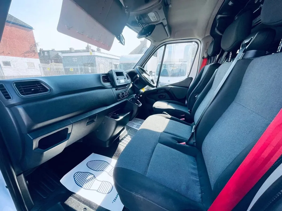 2022 Renault Master Luton Low Loader Box Van - Image 3