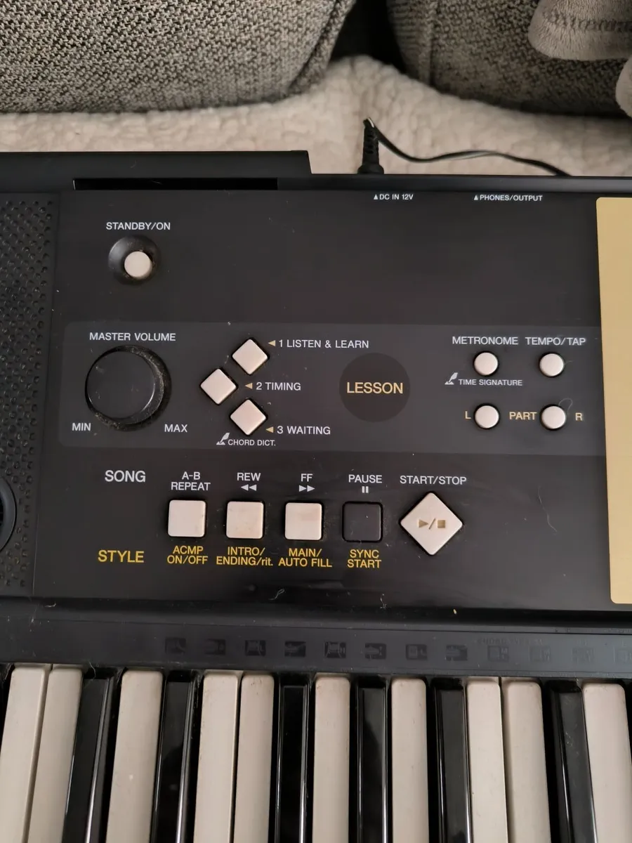 Yamaha YPT 220 Keyboard - Image 2