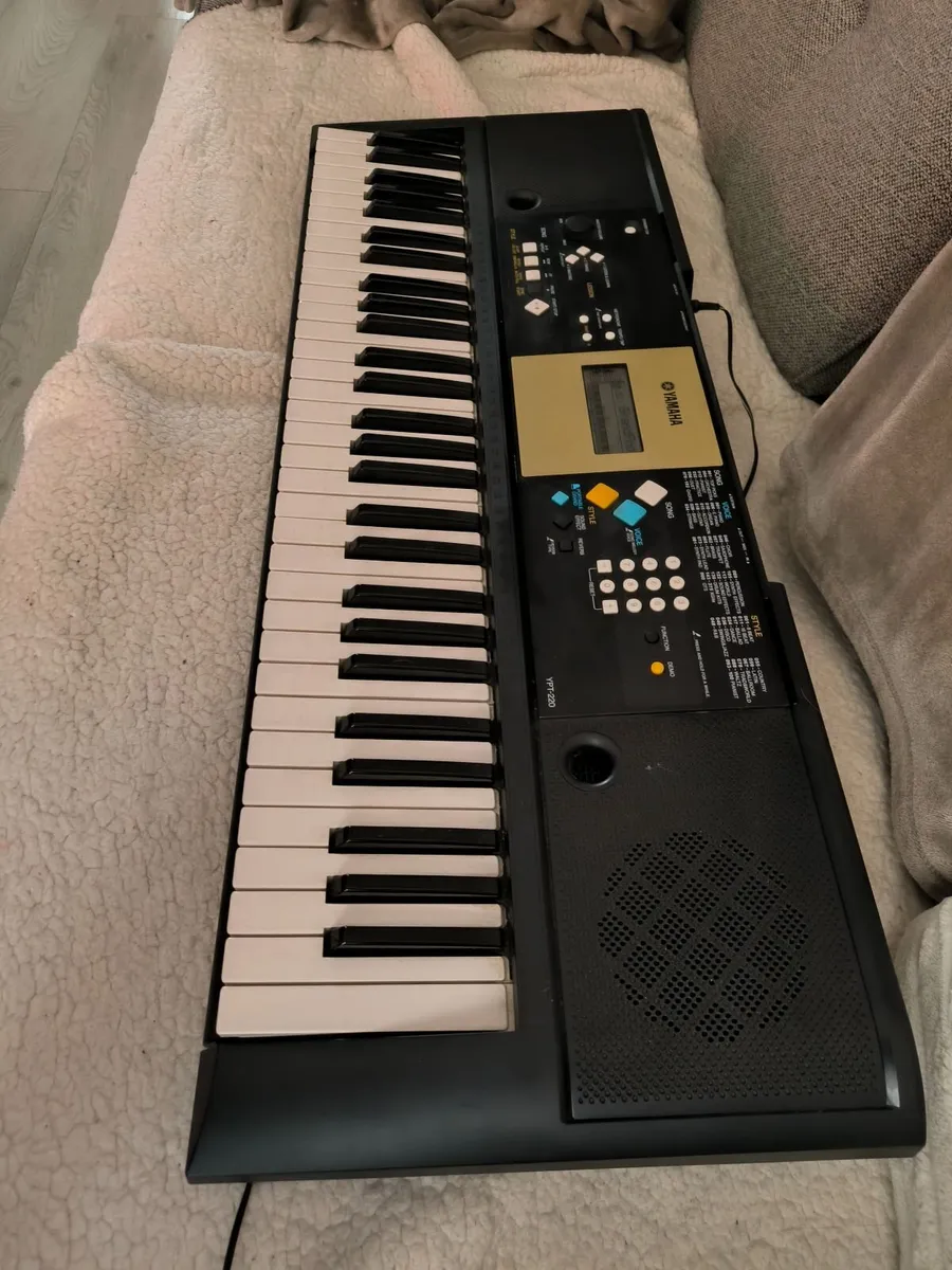 Yamaha YPT 220 Keyboard - Image 3