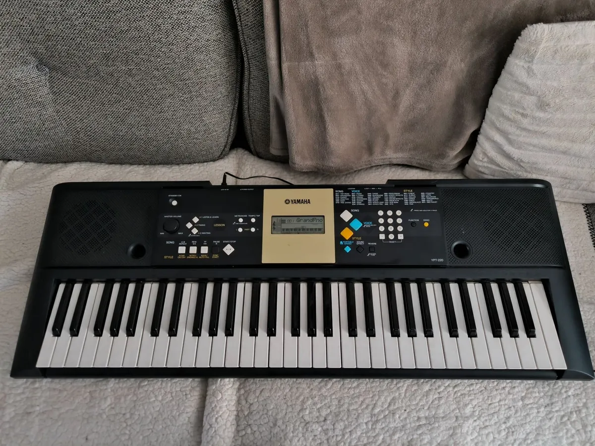 Yamaha YPT 220 Keyboard - Image 1