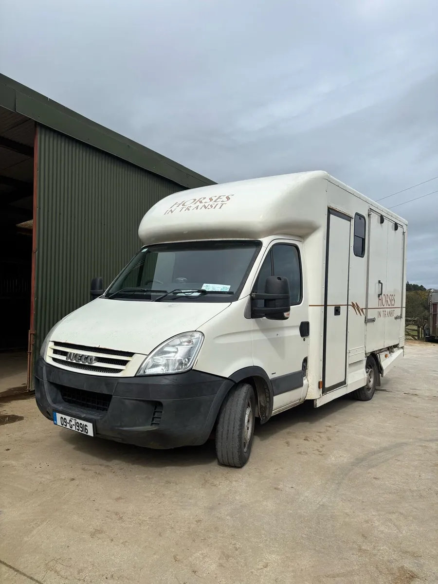 3.5t Iveco two horse - Image 1